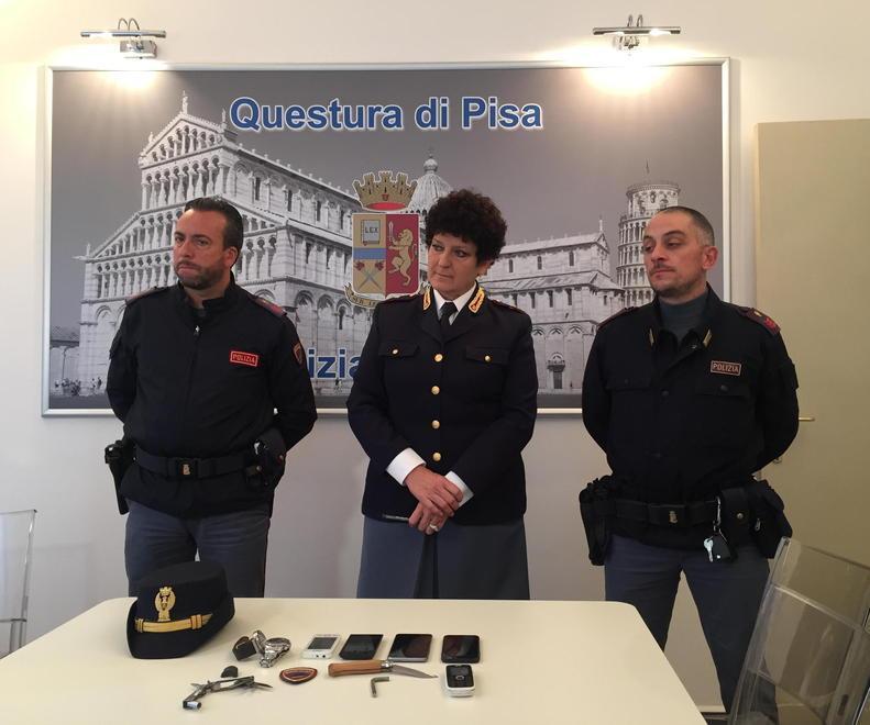 Gli agenti intervenuti e al centro la vicedirigente Roberta Falaschi