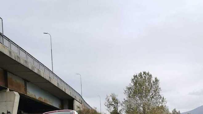 Si scontra con l’auto della polizia: traffico in tilt