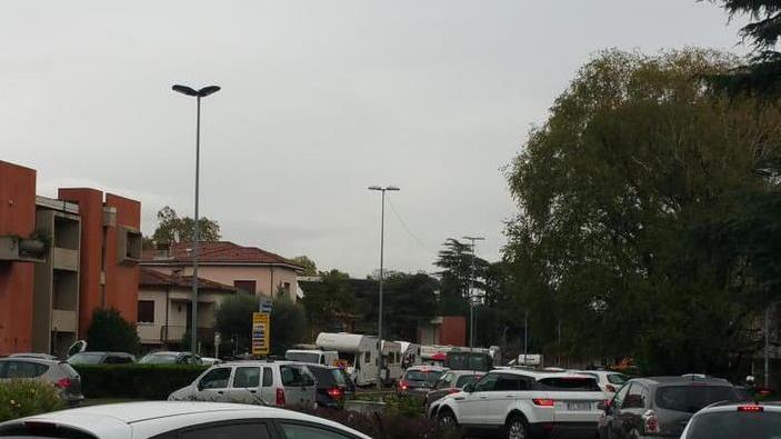 Traffico in tilt a Porta S. Anna Il Comune ricambia viabilità