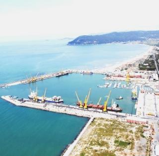Una veduta del porto e sopra l’area retroportuale