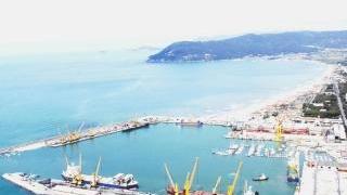 Una veduta del porto e sopra l’area retroportuale