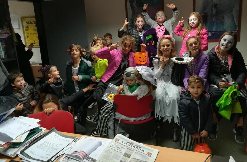 Piccoli zombi e streghette in visita al “Tirreno”