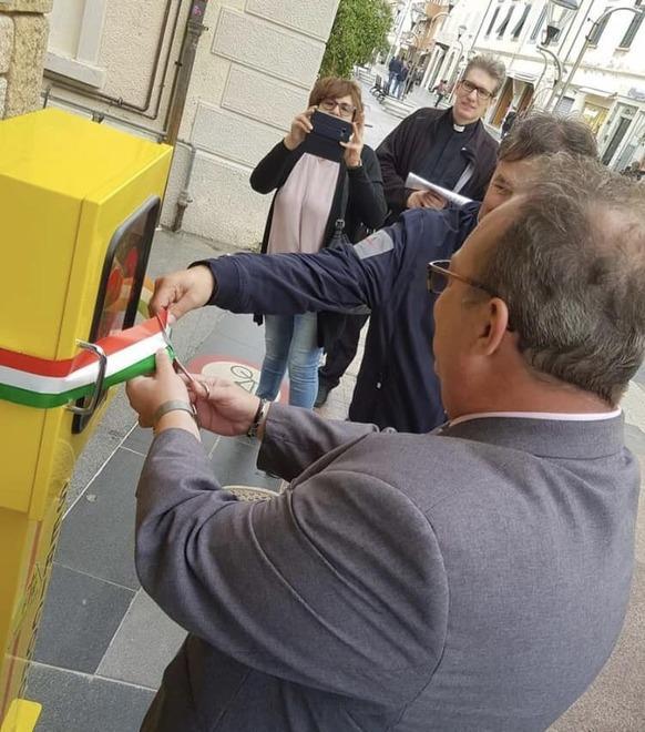 Defibrillatore in centro donato dalla farmacia 