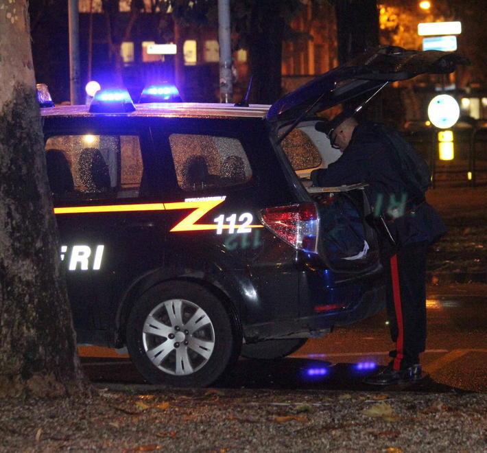 Si scaglia contro quattro carabinieri e li ferisce 