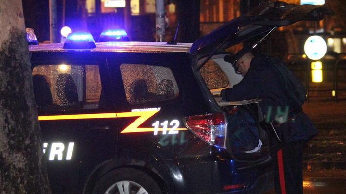 Si scaglia contro quattro carabinieri e li ferisce