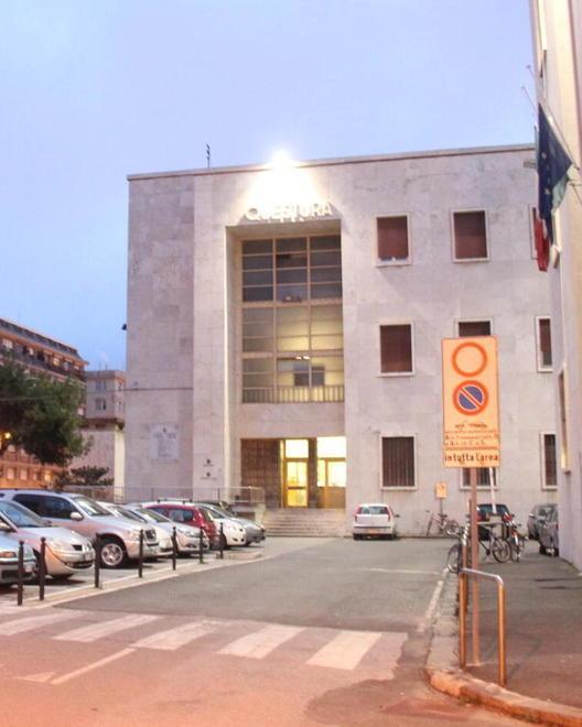 I genitori sporgono denuncia e chiedono di cambiare scuola 