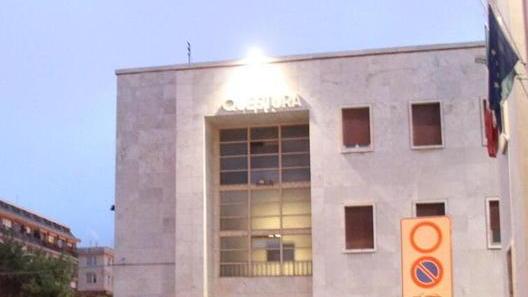 I genitori sporgono denuncia e chiedono di cambiare scuola