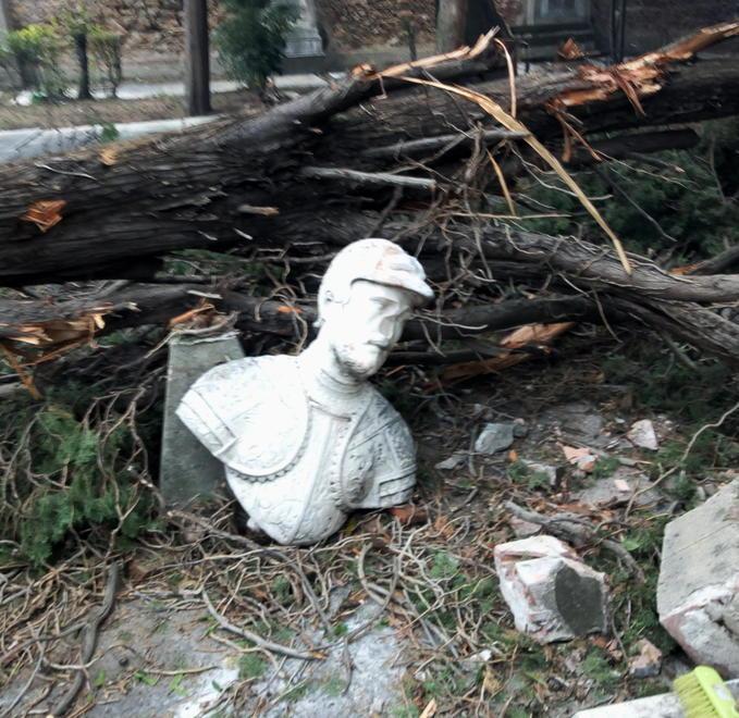 Il Cimitero olandese devastato dal maltempo 