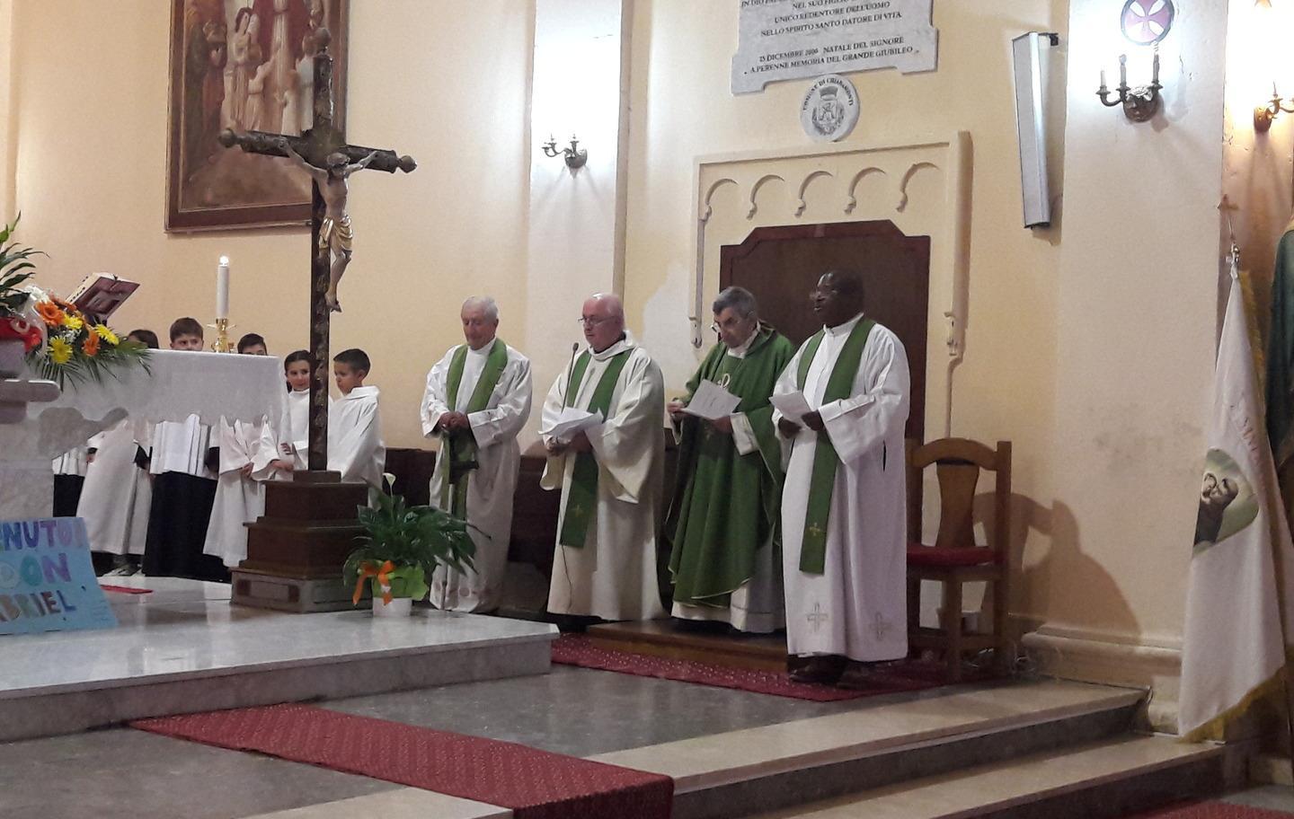 L’affettuoso benvenuto dei fedeli al parroco don Gabriel Mpolo