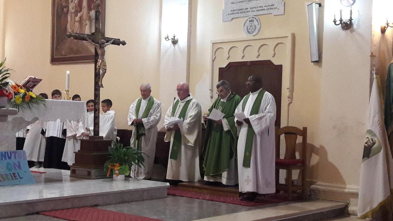 L’affettuoso benvenuto dei fedeli al parroco don Gabriel Mpolo