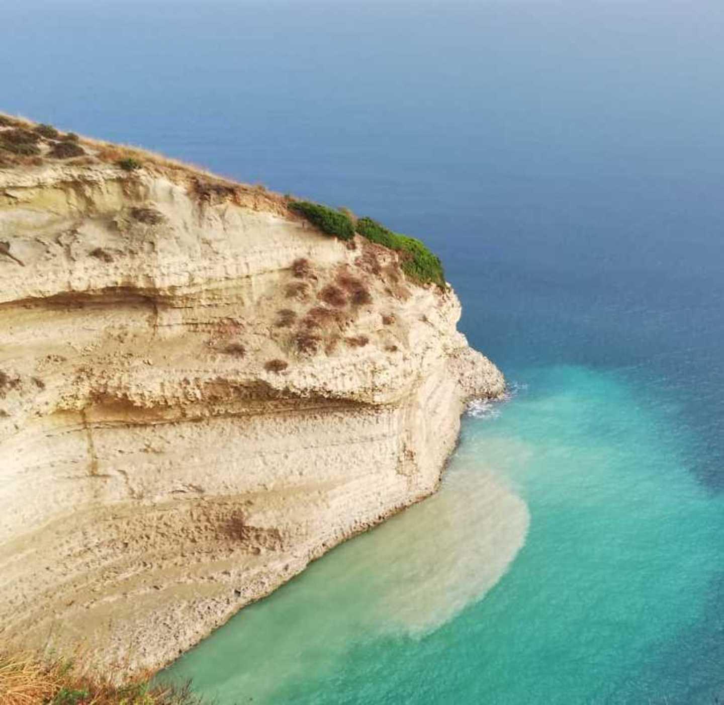 La scogliera di Balai lontano perde altri pezzi di roccia