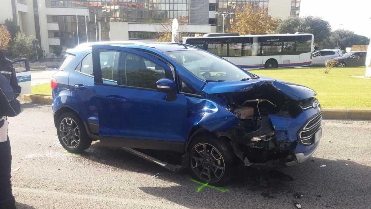 Sassari, carambola alla rotatoria di via Budapest: auto distrutte e tre feriti 