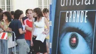 Ragazzi in fila per le selezioni del Grande Fratello e a destra Patrick