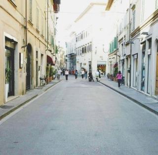 Una veduta del borgo di Monterappoli e a fianco del titolo uno scorcio del centro storico di Empoli