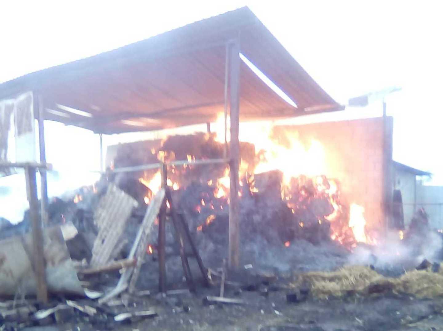 Santa Giusta, fienile distrutto dal fuoco 