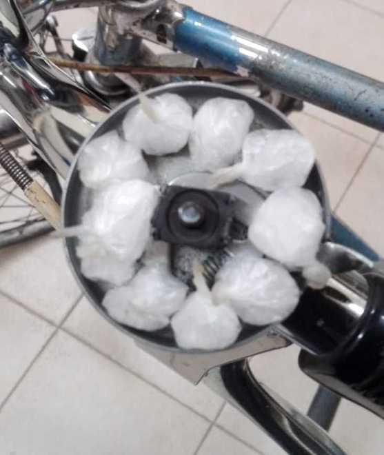 Nascondeva la droga nel campanello della bici