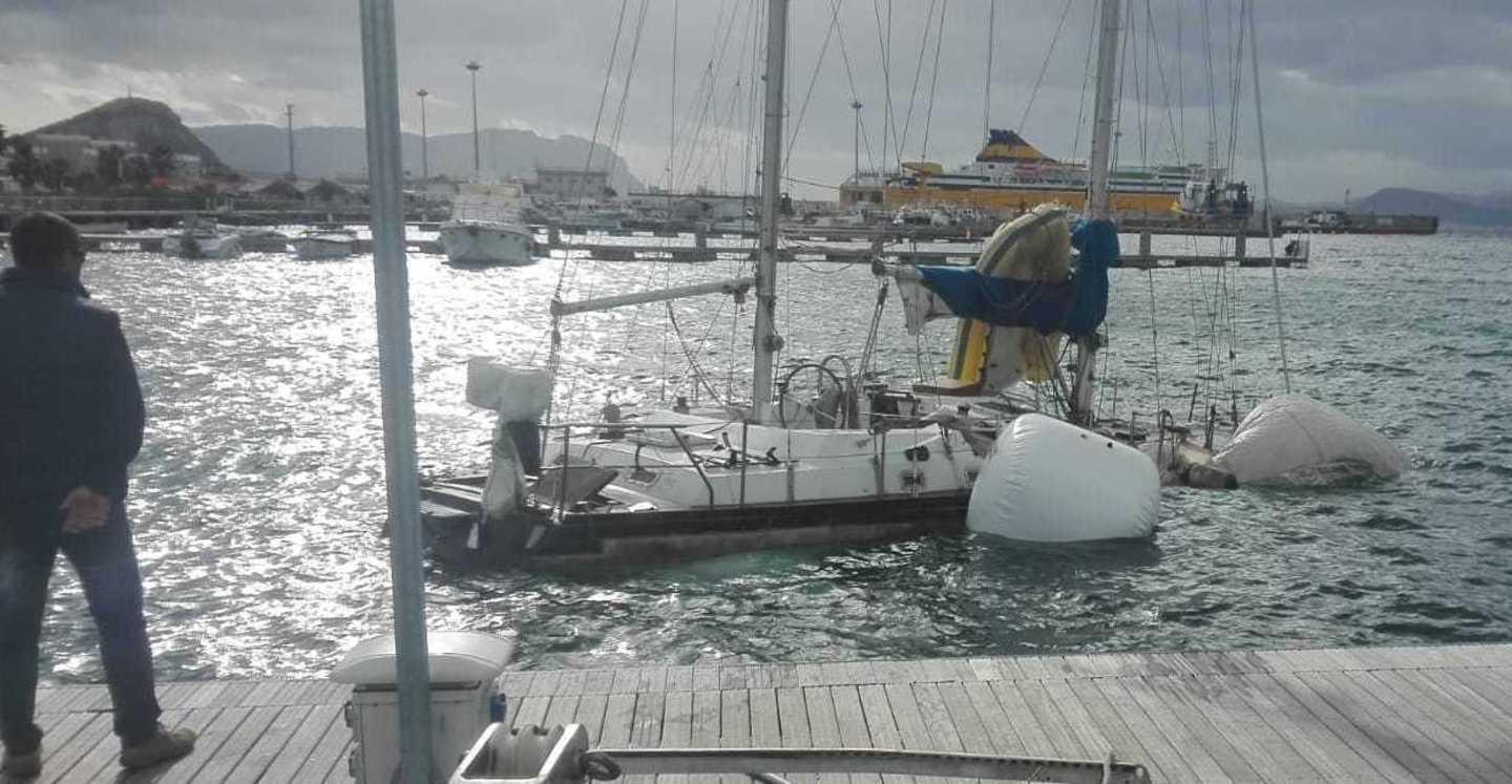 Recuperata la barca a vela affondata al porto 