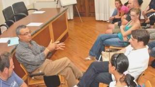 L’assessore Magnanensi (a sin.) con dei lavoratori