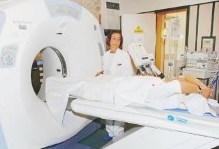 Un paziente si sottopone alla Tac all’ospedale del Ceppo