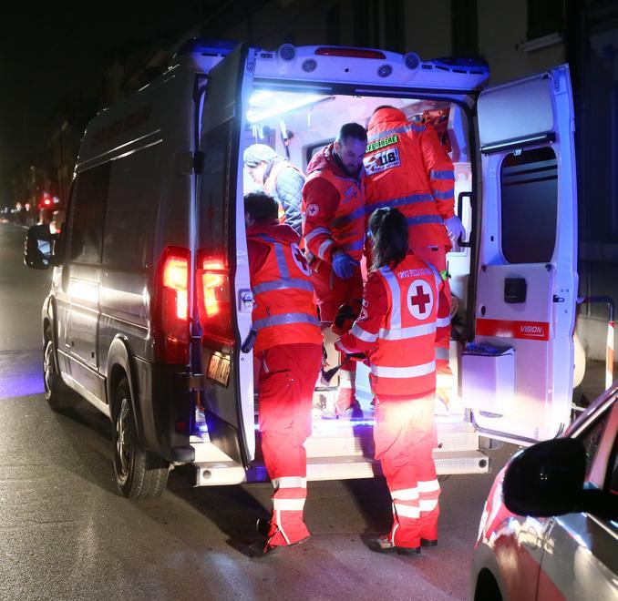 Investe una donna, scappa e poi si pente 