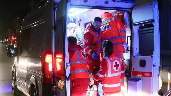 Investe una donna, scappa e poi si pente