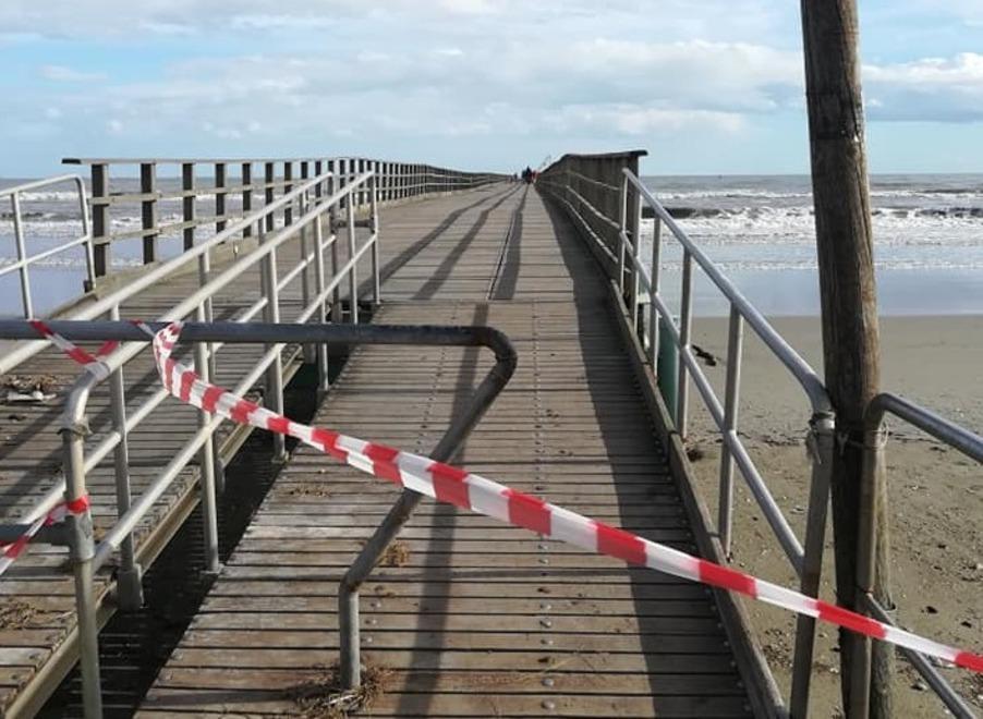 La forte mareggiata ha distrutto il pontile Chiuso per sicurezza