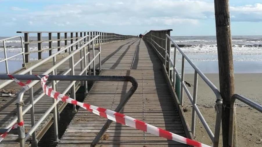 La forte mareggiata ha distrutto il pontile Chiuso per sicurezza