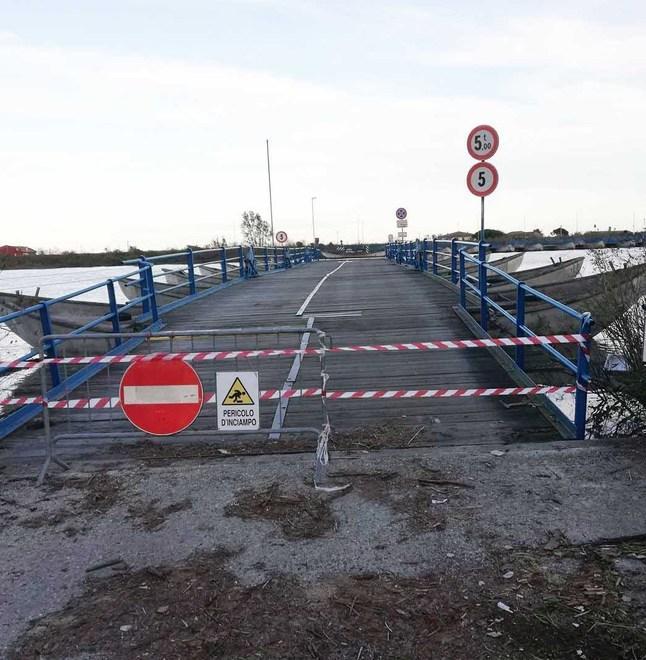 Piena del Po Chiuso il ponte di barche