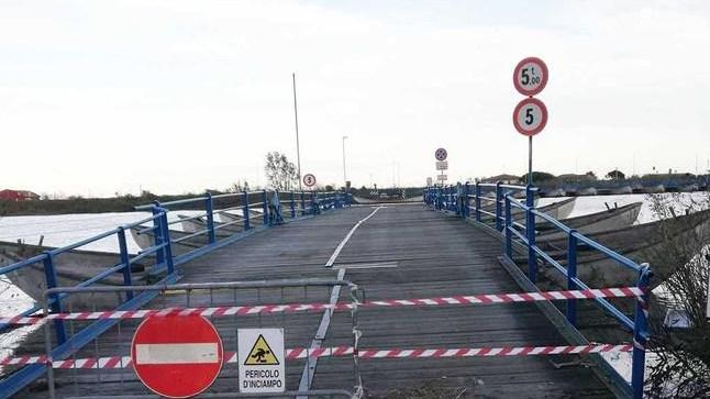 Piena del Po Chiuso il ponte di barche