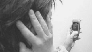 Una donna minacciata con messaggi sul cellulare