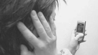 Una donna minacciata con messaggi sul cellulare