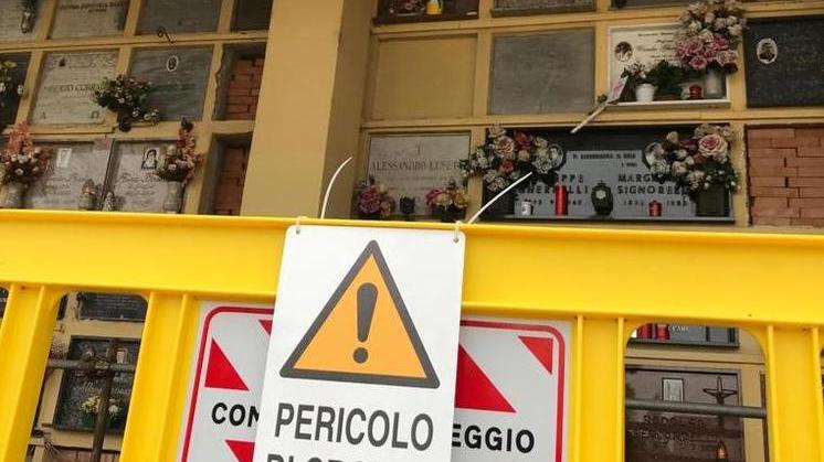 Portici di nuovo accessibili ma le lapidi sono inavvicinabili
