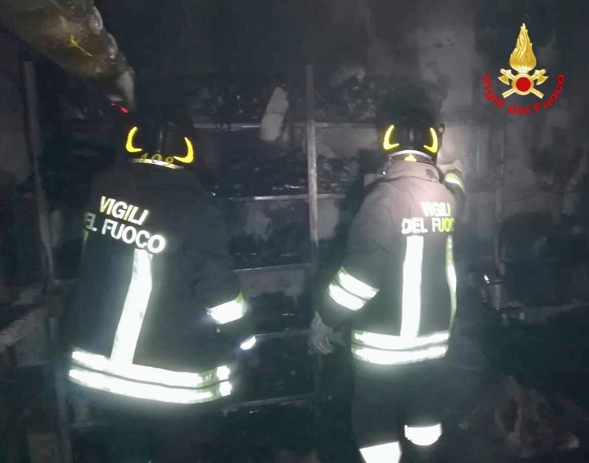 I vigili del fuoco nell'azienda calzaturiera