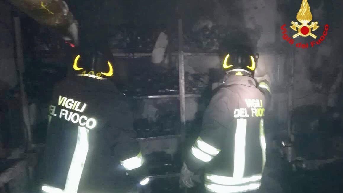 I vigili del fuoco nell'azienda calzaturiera