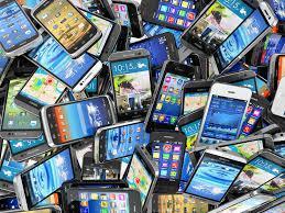 Compra due cellulari per quasi 2.000 euro ma l'assegno è scoperto 