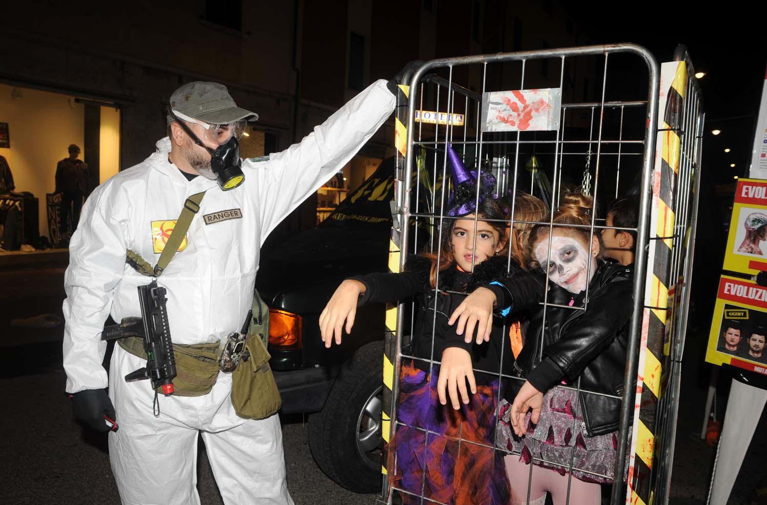 Piombino nella notte di Halloween (foto Paolo Barlettani)