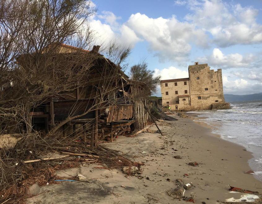 La spiaggia praticamente scomparsa e il cumulo di macerie sullo sfondo della Torre
