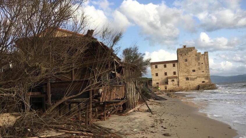 La spiaggia praticamente scomparsa e il cumulo di macerie sullo sfondo della Torre