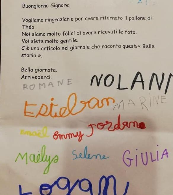 Ignora i confini e fa nascere un’amicizia Italia-Francia: la lezione di un palloncino 