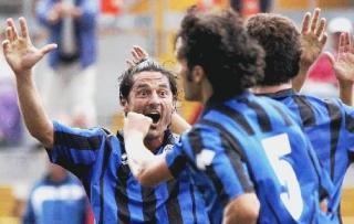 Francesconi, Talignani (di spalle) e Fiasconi festeggiano dopo un gol