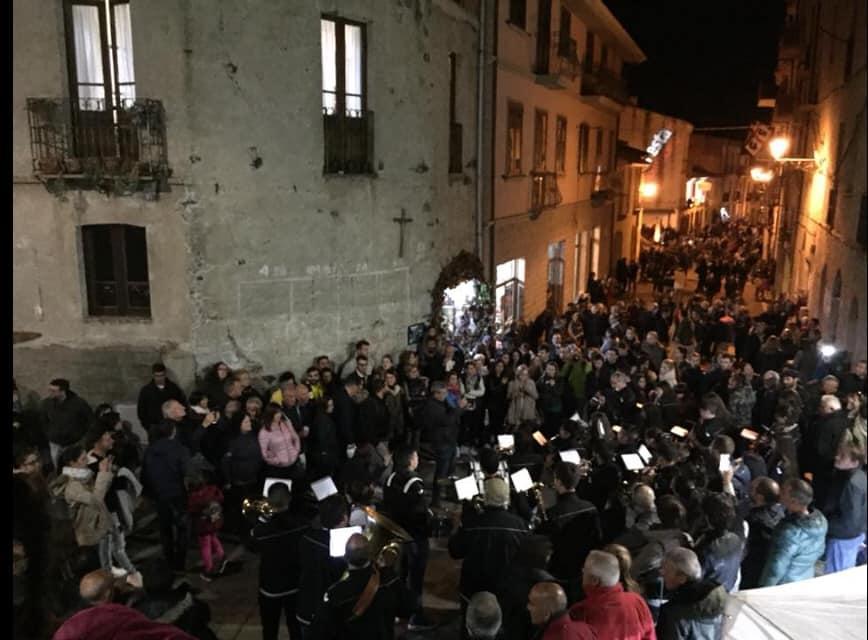 La folla in via Roma durante l'esibizione della Banda Rossini