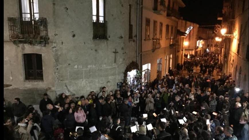 La folla in via Roma durante l'esibizione della Banda Rossini