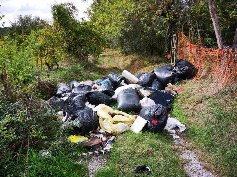 Una discarica abusiva in via Ramoni