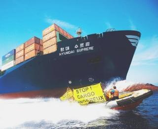 Un gommone di Greenpeace contro una nave sospetta