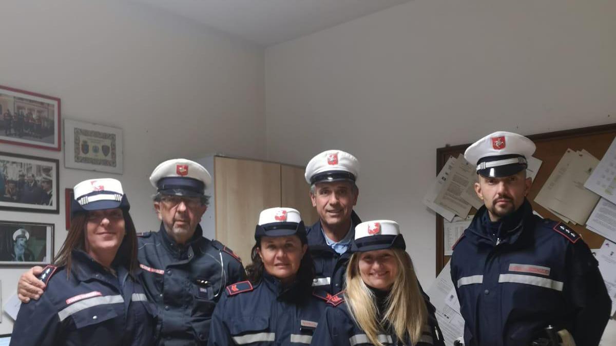 La polizia municipale con la droga sequestrata