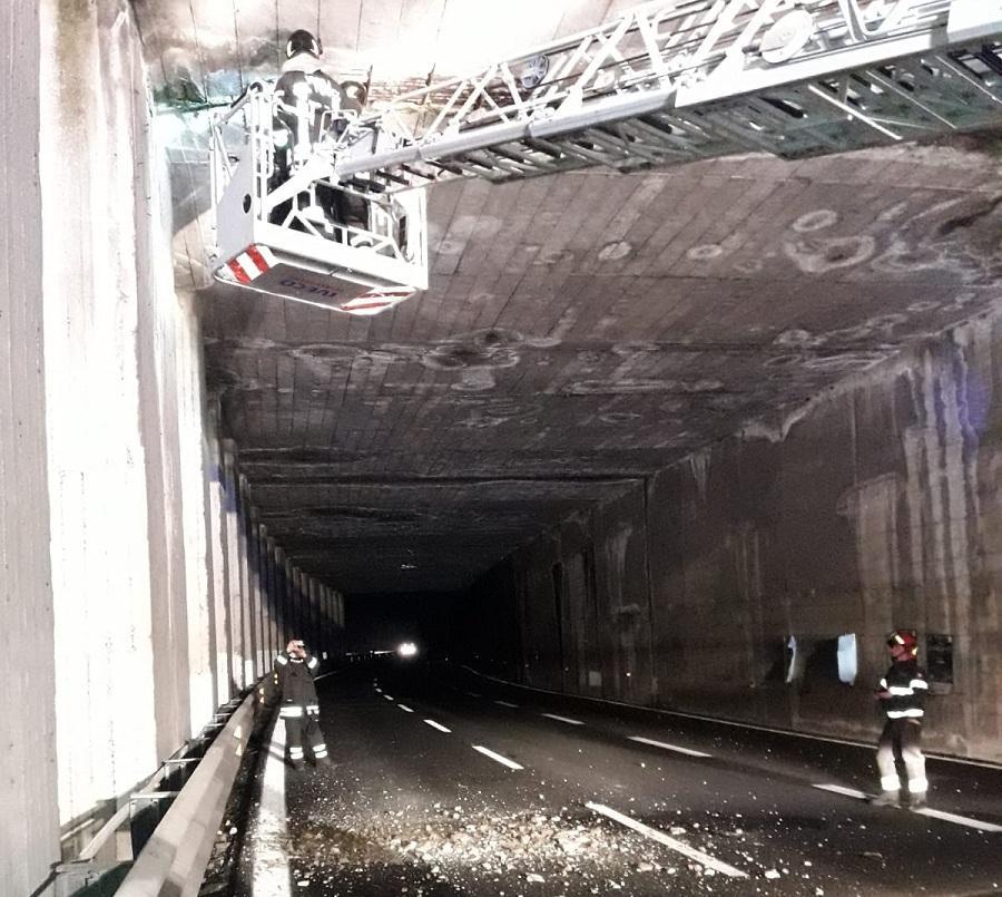 Lavori sulla galleria dopo la caduta dei calcinacci