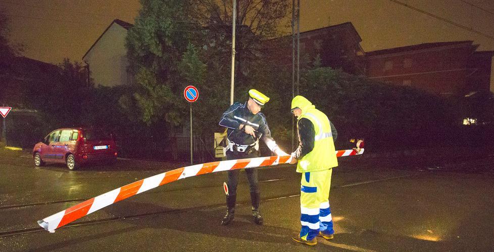 Modena. Travolge le sbarre del trenino e scappa 