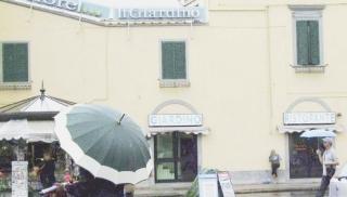 Il marchio del Mc Donald’s diffuso in tutto il mondo e a sinistra il Ristorante Giardino rilevato dalla catena per aprire il terzo locale in città. Sotto l’interno dell’ospedale Santa Chiara
