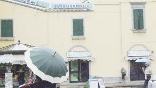Il marchio del Mc Donald’s diffuso in tutto il mondo e a sinistra il Ristorante Giardino rilevato dalla catena per aprire il terzo locale in città. Sotto l’interno dell’ospedale Santa Chiara