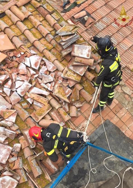 Pompieri al lavoro sui tetti danneggiati